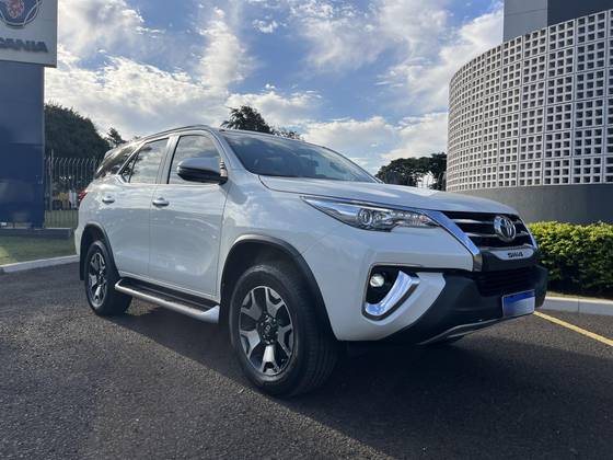 TOYOTA HILUX SW4 2.8 SRX DIAMOND 4X4 7 LUGARES 16V TURBO INTERCOOLER DIESEL 4P AUTOMÁTICO TOYOTA HILUX SW4 2.8 SRX DIAMOND 4X4 7 LUGARES 16V TURBO INTERCOOLER DIESEL 4P AUTOMÁTICO